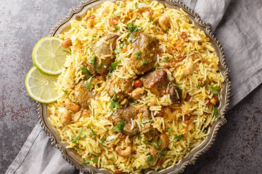 Fındıklı Kacchi Biryani, kuru üzüm, tabakta kızarmış soğan yakın plan. Yukarıdan yatay üst görünüm