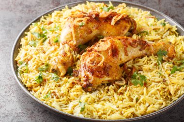 Kızarmış tavuk budu ve kızarmış soğan. Baharatlı pilav da masanın üstünde. Yatay