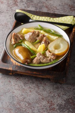 Yavaş Pişmiş Kuzu Güveci, Armut, Patates, Soğan ve Yeşil Fasulye tabakta yakın plan. Dikey