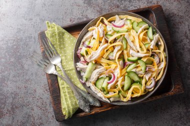 Salatalı salatalık, tavuk, soğan ve masanın üzerindeki tabağa yakın yumurta pankekleri. Yukarıdan yatay üst görünüm