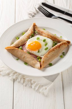 Yumurtalı, jambonlu ve peynirli karabuğday galetesi, lezzetli ve fındık aromalı yemeklerini masada yakın planda tutarlar. Dikey