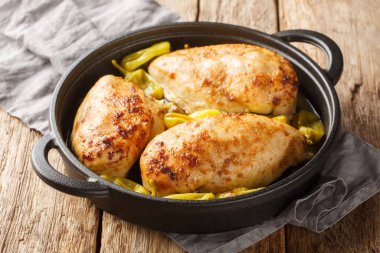Crock Pot Mississippi tavuğu tavuk göğsü, au jus sosu, çiftlik çeşnisi, gerçek tereyağı ve biberli biberlerden oluşur. Yatay