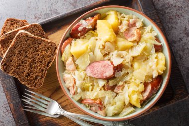 Avcı lahanası sosis, patates, pastırma ve soğanla pişirilmiş. Yukarıdan yatay üst görünüm