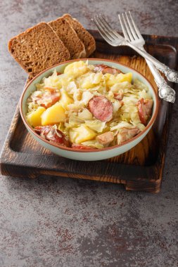 Jagerkohl Alman Avcı Lahana Güveci. Masadaki kaseye yakın plan. Dikey