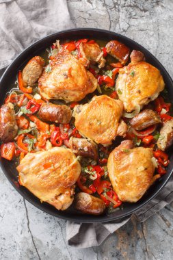 Tavuk Scarpariello sosisli ve biberli haşlanmış tavuk tabağın üzerinde. Yukarıdan dikey üst görünüm