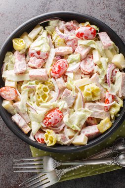 Viral öğütücü sandviçin salata versiyonu. Lezzetli kremalı sos, çıtır marul, meze eti ve masadaki peynir kapağı ile yapılmış. Yukarıdan dikey üst görünüm