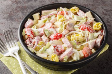 Öğütücü Salata ya da İtalyan Denizaltı Salatası masadaki tabağa yakın çekim. Yatay