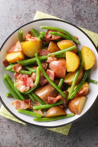 Salade Liegeoise Belçika Patates Salatası, yeşil fasulye, domuz pastırması ve masanın üzerinde duran sıcak patates salatasıdır. Yukarıdan dikey üst görünüm