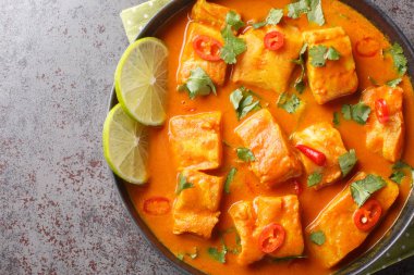 Geleneksel Sri Lanka Balık Körisi beyaz balıkla yapılır ve masaya asyalı baharatlarla doldurulur. Yukarıdan yatay üst görünüm