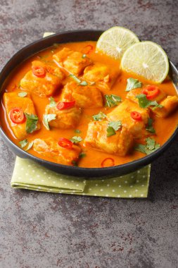 Sri Lanka Balık Körisi, Thora Malu masanın üzerindeki tabağı kapatın. Dikey