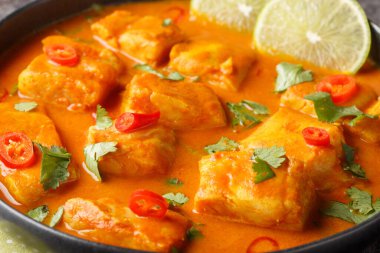 Geleneksel Sri Lanka Balık Körisi beyaz balıkla yapılır ve masaya asyalı baharatlarla doldurulur. Yatay