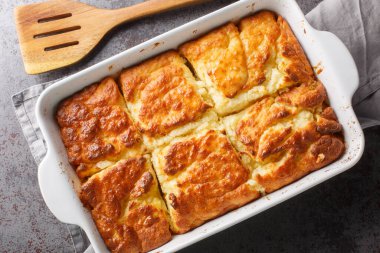 Tereyağlı yüzme bisküvileri, masadaki erimiş tereyağı kapağında pişirilmiş bisküvilerdir. Yukarıdan yatay üst görünüm