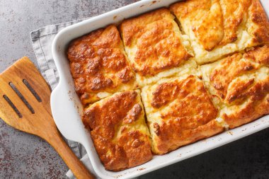 Tereyağlı yüzme bisküvileri süper nemli ve yumuşaktır. Masanın üzerinde tereyağlı bir kabuk vardır. Yukarıdan yatay üst görünüm