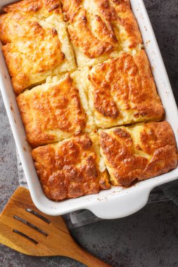 Tereyağlı yüzme bisküvileri basitçe masanın üzerindeki tereyağlı yakın plan kurabiyelerden oluşur. Yukarıdan dikey üst görünüm