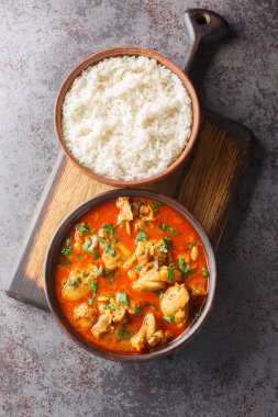 Tavuk Lahori, Pakistan 'ın Lahor kentinden gelen bir Güney Asya köri türüdür. Yukarıdan dikey üst görünüm