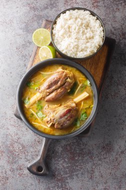 Nihari Pakistanlı kuzu Shank Stew, masadaki ahşap tahtada, baharatlı et ve sosla yapılan geleneksel yavaş pişirilmiş bir yemektir. Yukarıdan dikey üst görünüm