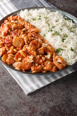 Uçan Jacob, tavuk, krema, biber sosu, muz, kavrulmuş fıstık ve domuz pastırmasından oluşan İsveç güvecidir. Dikey