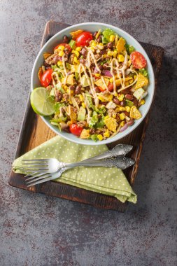 Meksika usulü biftek salatası, sebze salsası masanın üstünde kremalı sosla kaplanmış peynir. Yukarıdan dikey üst görünüm