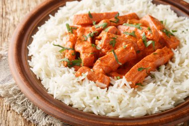 İsveç Korv Stroganoff, sosisin lezzetiyle kremalı domates sosunun konforunu birleştiren klasik bir yemektir ve masanın üzerindeki tabağa yakın bir pirinç tabağı ile servis edilir. Yatay