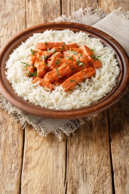 İsveç Sosisi Stroganoff pirinçli. Hafta içi basit bir yemek. Masadaki tabağa yakın çekim. Dikey