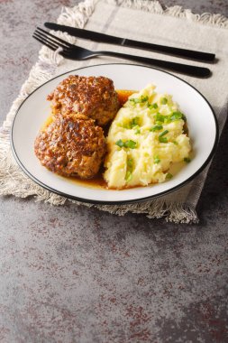 Hutspot, Gehaktballen Dutch Püre Patates 'le masanın üzerindeki tabakta Köfte' yle karşılaştı. Dikey