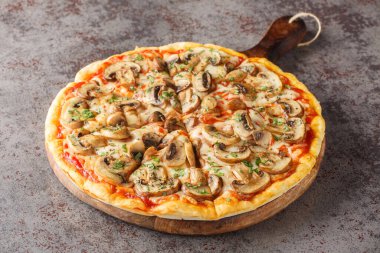 Portobello, mozzarella, sarımsak, domates ve maydanozlu vejetaryen pizzalar masanın üzerinde. Yatay