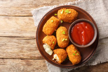 Suppli al Telefo basit bir sos, pirinç ve masadaki taze mozzarella kapağı ile yapılır. Yukarıdan yatay üst görünüm