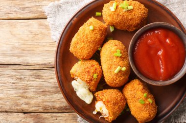 İtalyan pirinç topları mozzarella peyniri ile doldurulmuş ve tabağın üzerine yakın plan kızarmış. Yukarıdan yatay üst görünüm