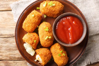 İtalyan aperatifleri domates soslu pilav, yumurtalara batırılmış, ekmek kırıntılarıyla kaplanmış ve yakın planda kızartılmış. Yukarıdan yatay üst görünüm