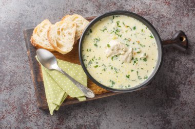 Sebzeli Romen Ekşi Tavuk Çorbası Ciorba Radauteana ve masanın üzerindeki ekşi krema tabağı. Yukarıdan yatay üst görünüm