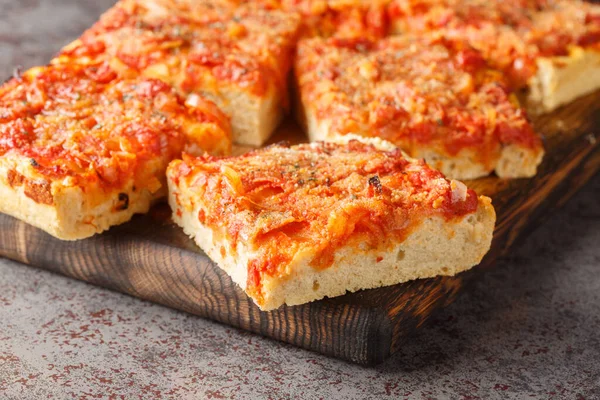 Siciliaanse Sfincione Italiaanse Pizza Focaccia Brood Bereid Met Uien Tomatensaus Stockafbeelding