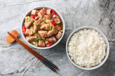 Babi Kecap Balili ağır ateşte pişirilmiş domuz eti ve masaya yakın pilav servisi. Yukarıdan yatay üst görünüm