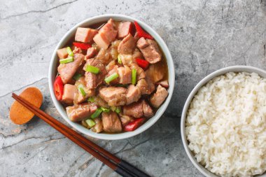 Babi Kkapap bu haşlanmış domuz göbeği, bale baharatı ve tatlı soya sosuyla birlikte masada yakın plan pilav servisi. Yukarıdan yatay üst görünüm