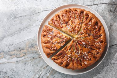 Norveç elmalı pastası eplekake 'si masanın üzerindeki bir tabakta sünger hamuru üzerinde bolca elma dilimi demektir. Yukarıdan yatay üst görünüm