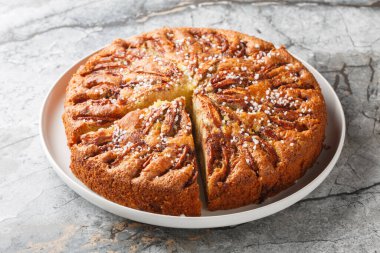 Norveç elmalı pastası eplekake 'si masanın üzerindeki bir tabakta sünger hamuru üzerinde bolca elma dilimi demektir. Yatay