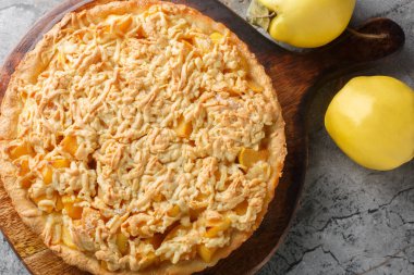 Sonbahar kokulu ayva turtası masadaki tahta tahtaya yakın plan. Yukarıdan yatay üst görünüm