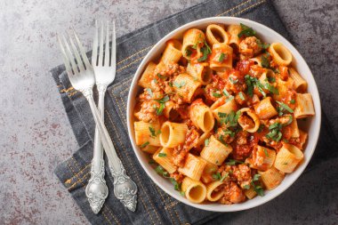 Mezze manikürlü makarna bolonez kıymalı, domatesli, sebzeli ve sebzeli, masanın üstünde yakın plan. Yukarıdan yatay üst görünüm