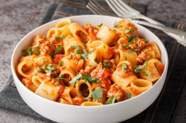 Ev yapımı leziz makarna meze manikürü. Masanın üzerinde et domates sosu var. Yatay