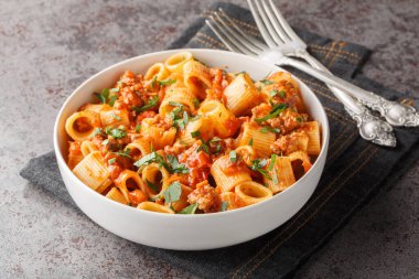 Etli bolonez sosuyla pişirilmiş makarnalı manikür. Masanın üstünde yakın plan. Yatay