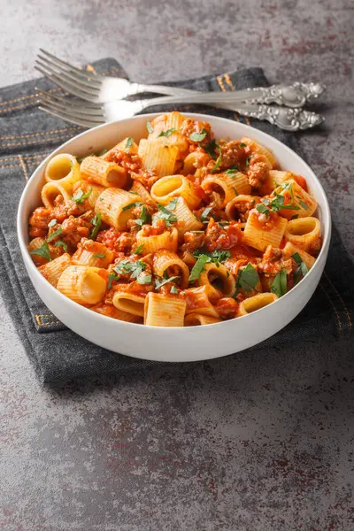 Geleneksel İtalyan mutfağı mezze manikürü. Masanın üzerindeki tabakta bolonez sosu yakın plan. Dikey