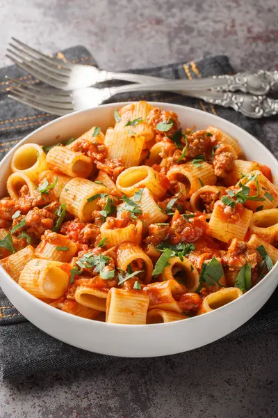İtalyan makarnası meze manikürü. Masanın üzerindeki tabağa yakın Bolonez soslu. Dikey