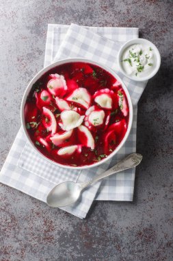 Meyveli pancar çorbası ve uszka usulü meyveli börek. Masanın üstündeki tabağa yakın plan. Yukarıdan dikey üst görünüm