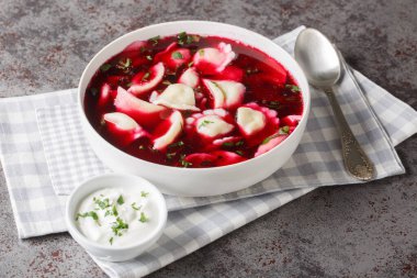 Barszcz z uszkami pancar kökü çorbası, masanın üzerindeki tabakta küçük hamur köfteleri olan borç. Yatay