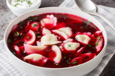 Noel pancar çorbası, küçük mantar köfteli pancar çorbası masanın üzerindeki tabağa yakın çekimde. Yatay