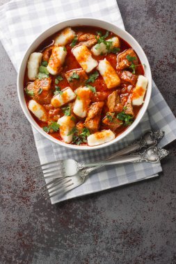 Kaynamış patates köftesi Kopytka et sosunu yakın planda, masanın üstünde. Yukarıdan dikey üst görünüm