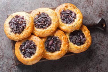 Cebularz, Polonya mutfağındaki buğday hamurlu krep ve üzerine doğranmış soğan ve haşhaş tohumundan oluşan yakın plan bir masa. Yukarıdan yatay üst görünüm