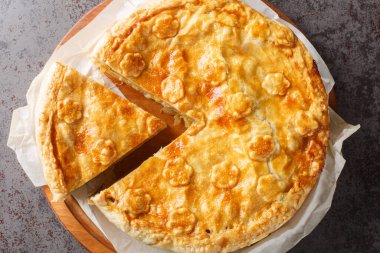 Masanın üzerinde patates, pırasa, elma, armut ve Valais peyniri olan kolera meyveli kek. Yukarıdan yatay üst görünüm