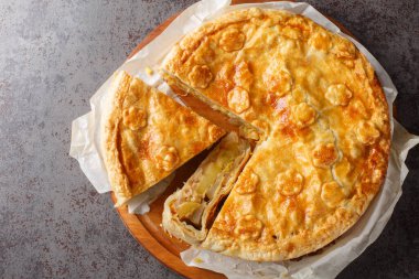 Elmalı, patatesli, armutlu, soğanlı ve peynirli İsviçre turtası masanın üzerinde. Yukarıdan yatay üst görünüm