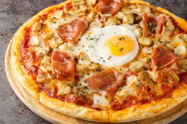 Bismark, domates sosu, mozzarella, prosciutto ve masanın üzerindeki tahta tahtaya yakın yumurta kaplamalı geleneksel İtalyan pizzasının adıdır. Yatay