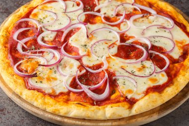 Pizza pugliese, domates sosu, peynir ve bir sürü soğanla kaplı ince bir pizzadır. Yatay